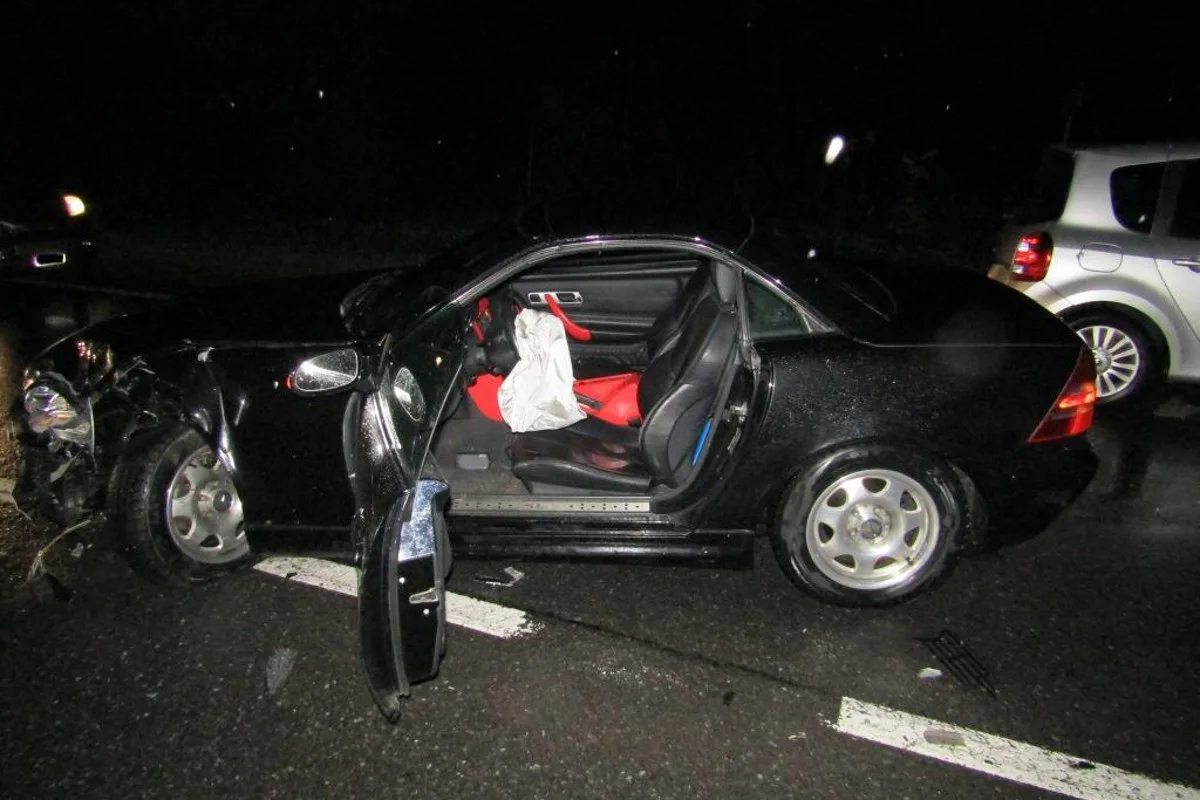 Mitlödi GL - Crash zwischen Lieferwagen und Auto