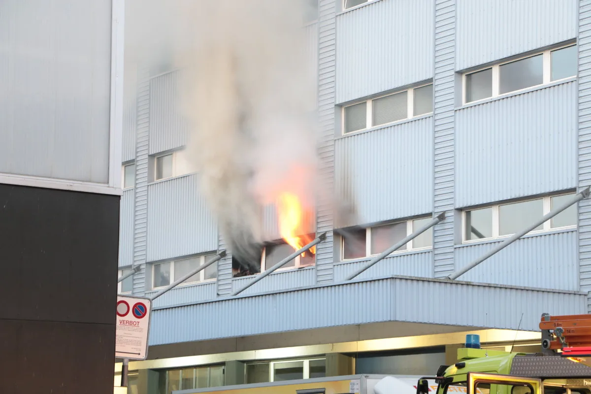 Schlieren ZH - Feuer in Industriegebäude