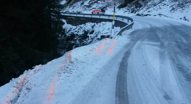 Ardez: Mit Auto von vereister Strasse abgekommen 