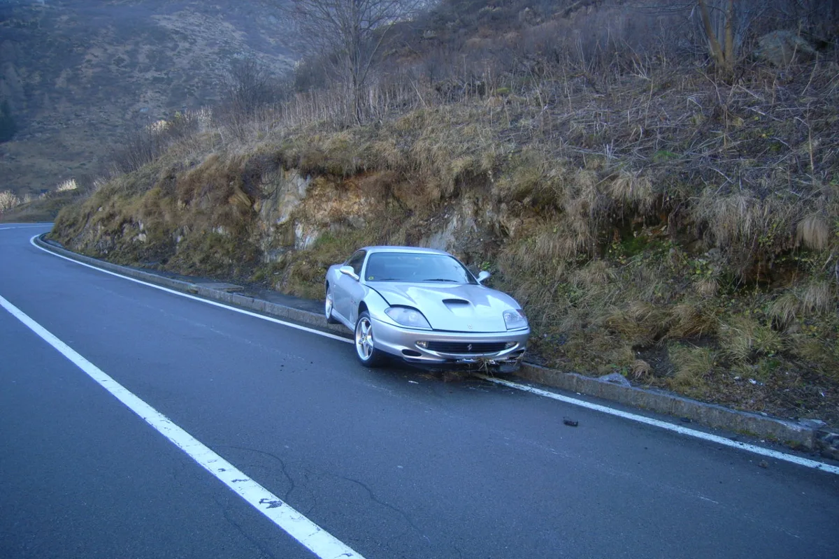 Ferrari-Fahrer crasht in Hospental