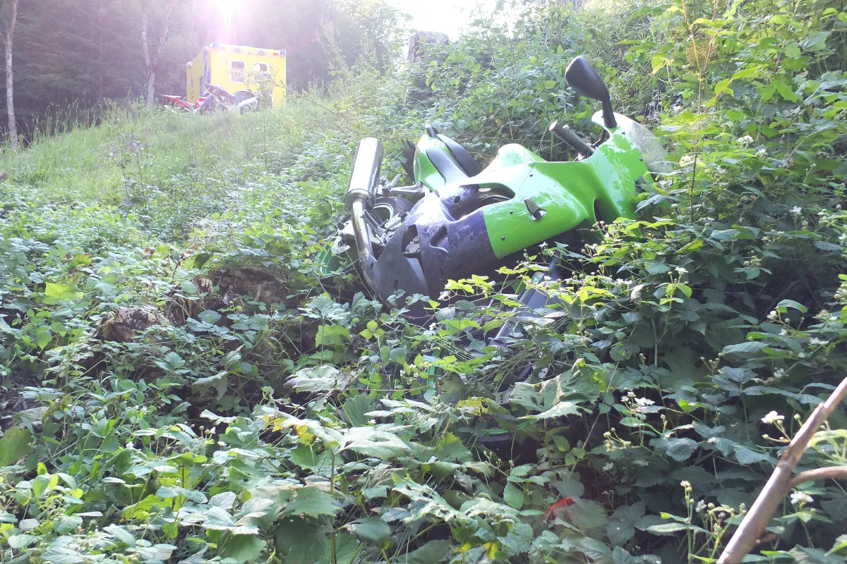 Gams SG - Samt Auto im Bach gelandet