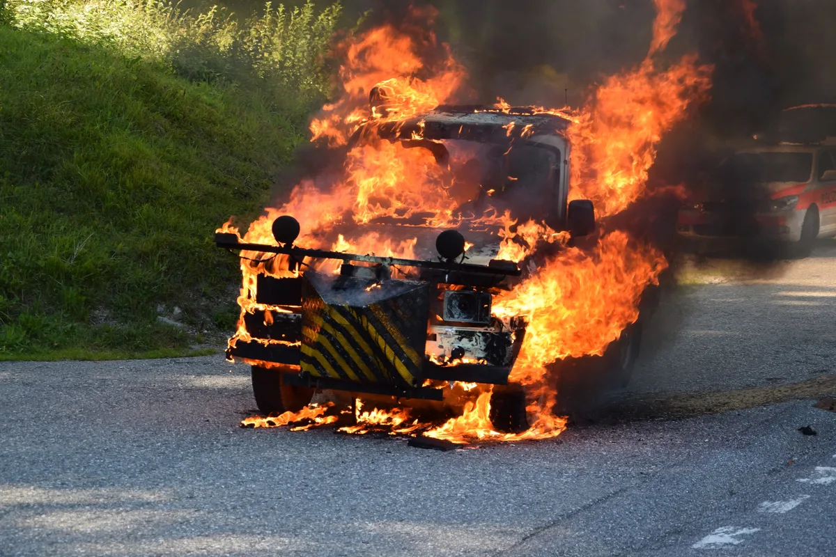 Auto in Klosters GR vollständig ausgebrannt 