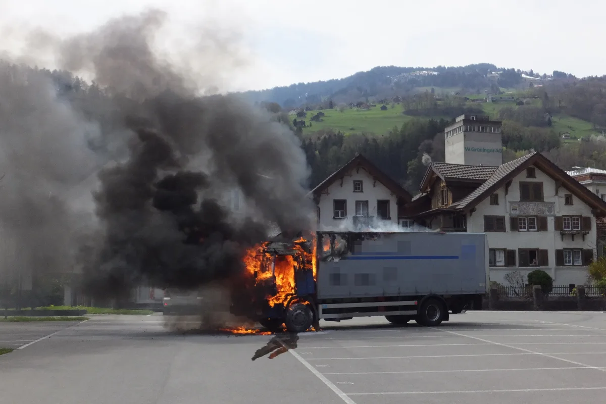Flums: Lastwagen fängt Feuer