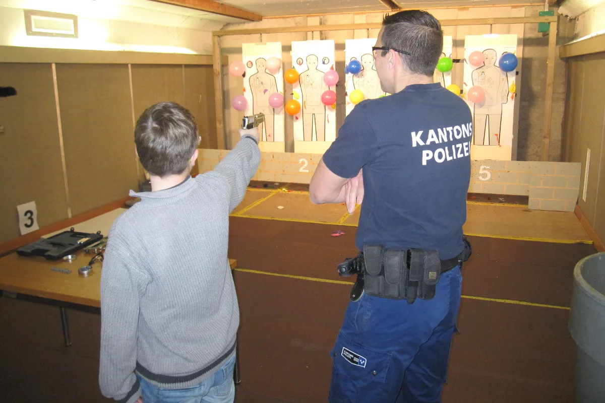85 Kinder zu Gast bei der Kapo Aargau