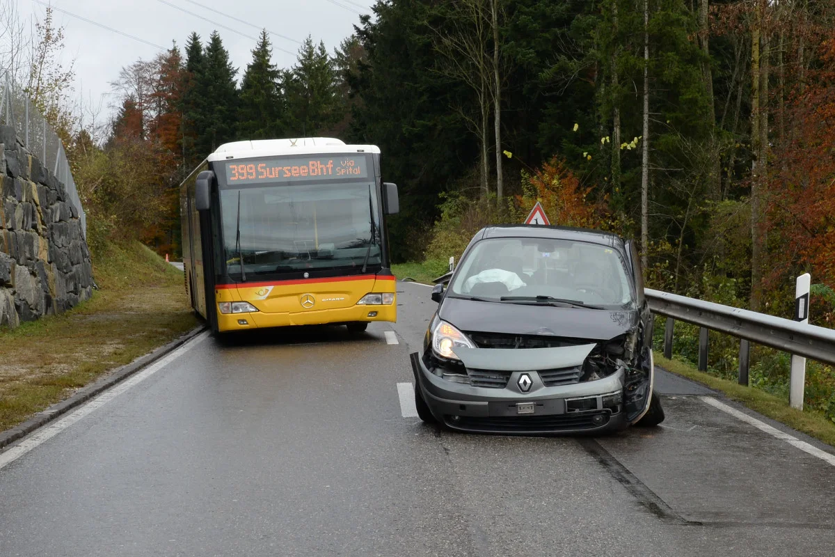 Schenkon LU - Postauto in Verkehrsunfall verwickelt