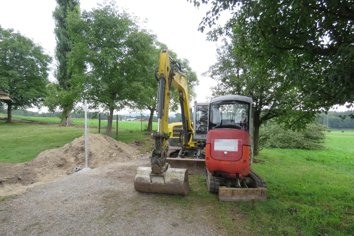 Auw AG - Vandalen richteten mit Bagger Sachschaden an - Zeugenaufruf