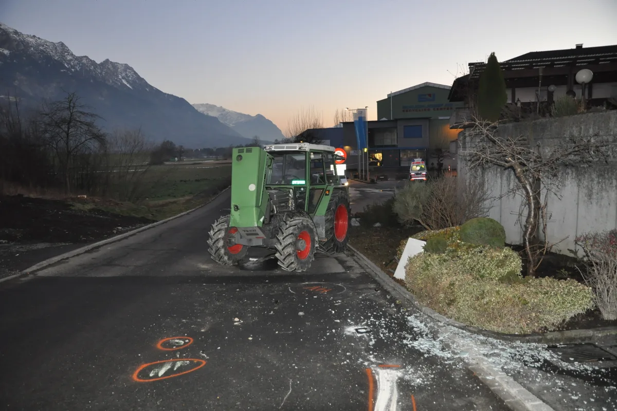 Traktor überschlägt sich in Eschen