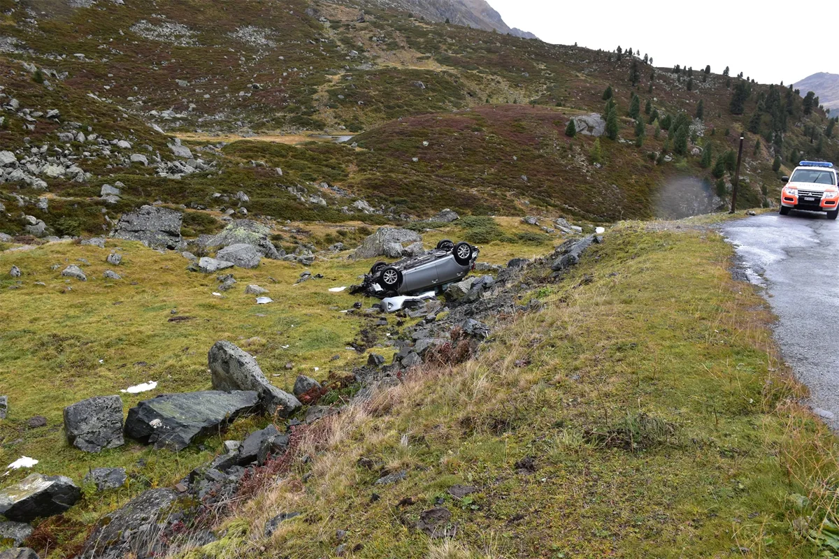 Davos GR: Von Fahrbahn abgekommen und 10 Meter gestürzt