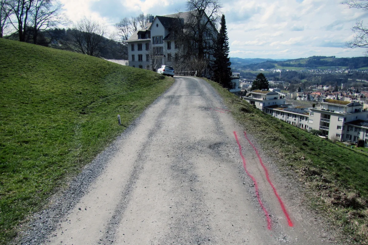 St. Gallen SG - Mountainbiker und Fussgängerin verletzt