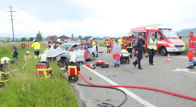 Schlimme Frontalkollision auf Gegenfahrbahn in Muhen