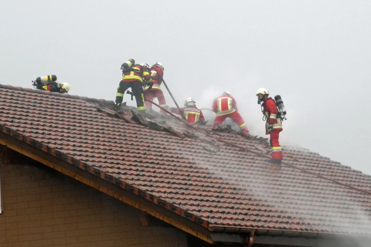 Kanton Schwyz - Gewitter führen zu Feuerwehreinsätzen und Brand 