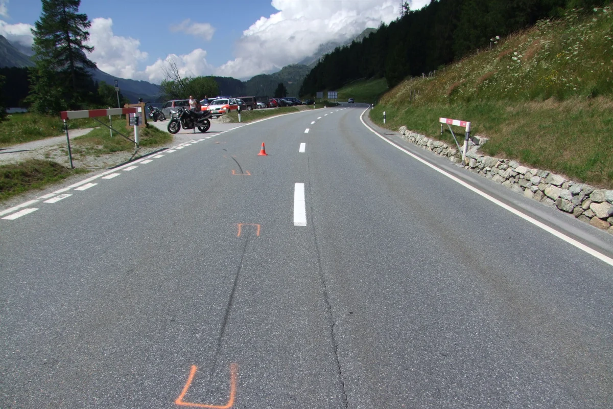 Sils im Engadin GR: Motorradfahrer verletzt sich bei Überholmanöver 