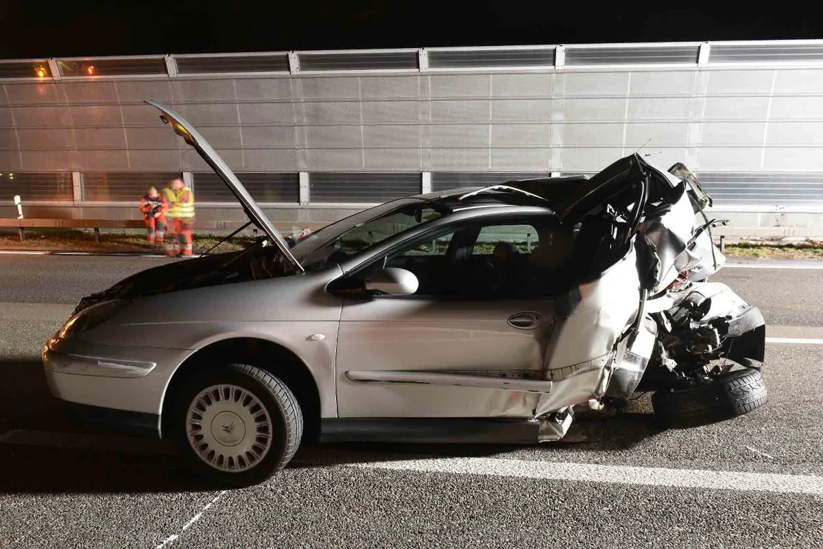 Geroldswil ZH - Auf der A1 in abgestelltes Auto gedonnert