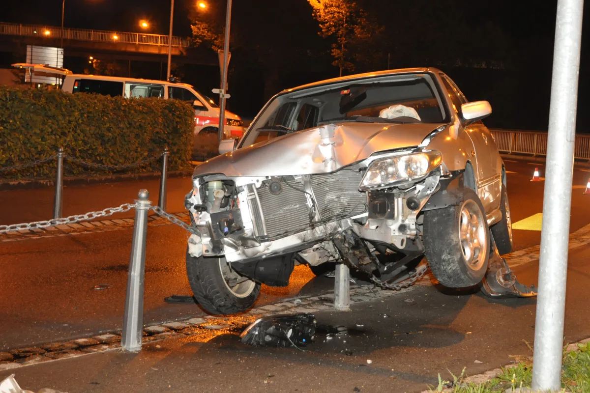 Bendern/Eschen: Zwei Kollisionen mit Eisenpfosten