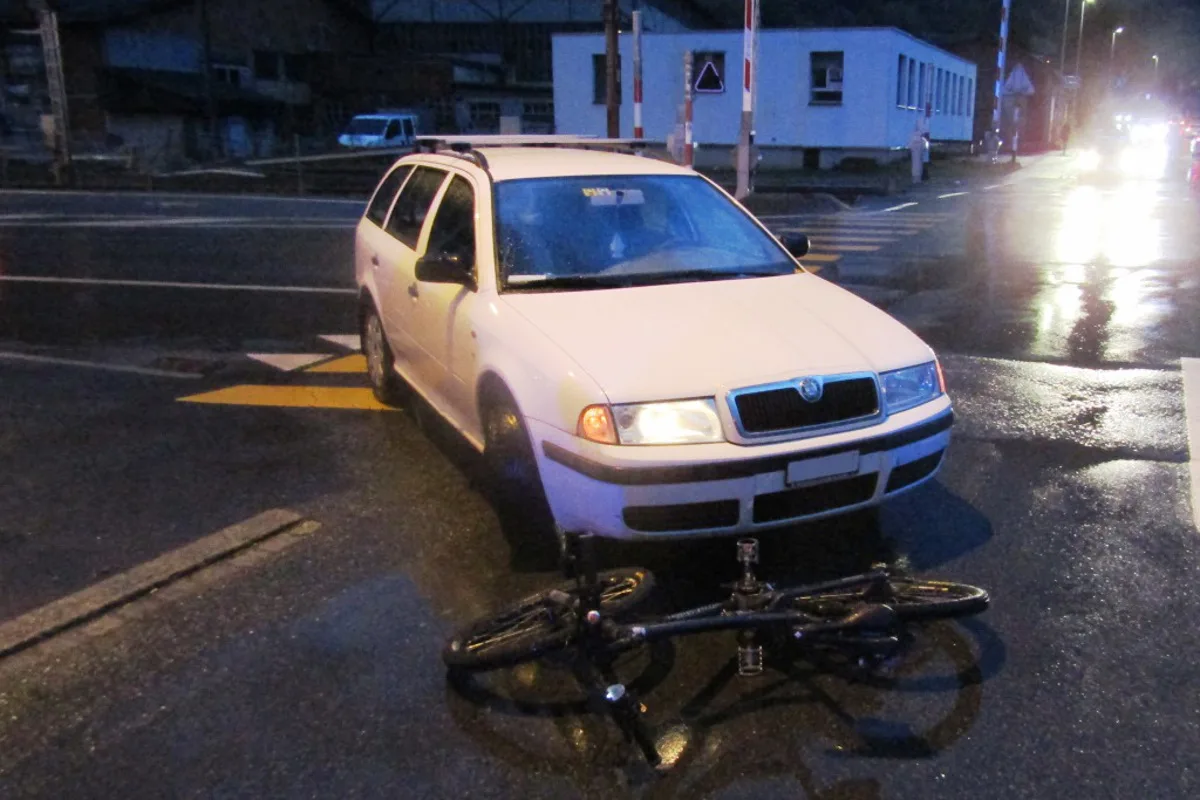 Näfels GL - Auto erfasst Velofahrer