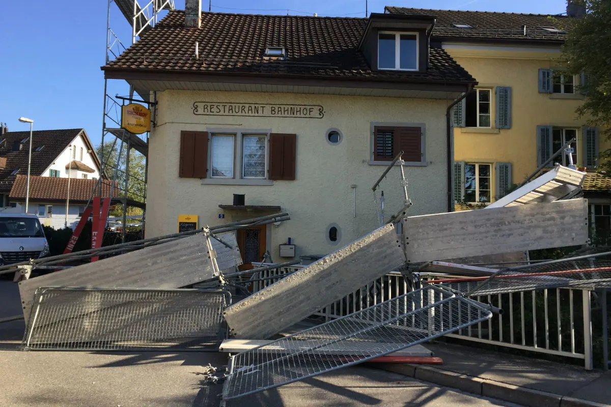 Dürnten ZH - Einsturz eines Gerüsts fordert zwei Verletzte