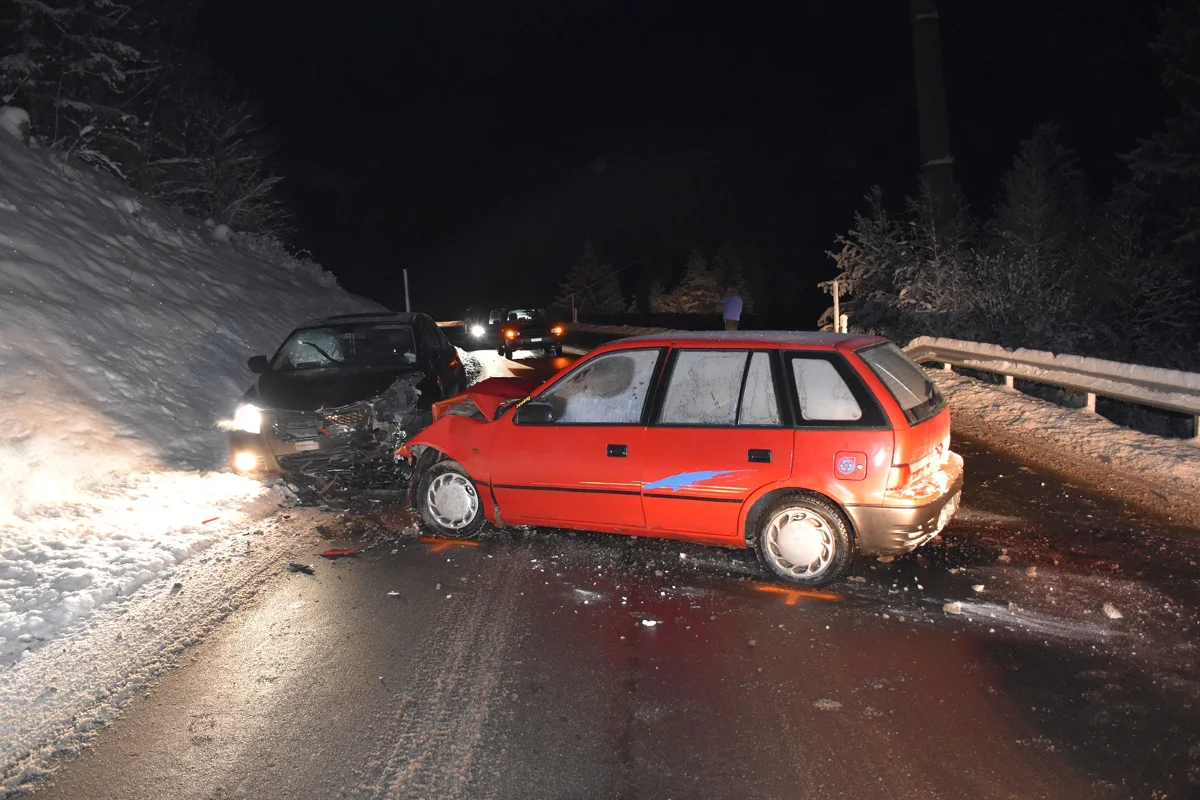 Surava GR - Zwei Verletzte nach Frontalcrash
