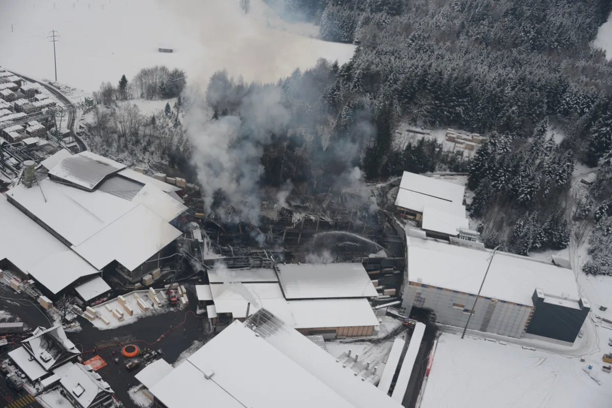 Haltikon SZ - Grossbrand in Holzverarbeitungsbetrieb fordert die Einsatzkräfte weiter