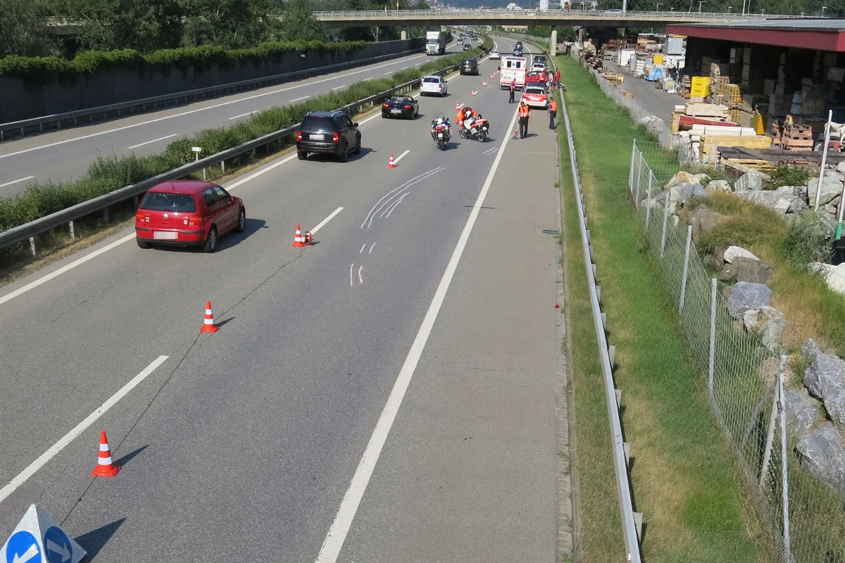 Alleincrash auf der A13 bei Domat/Ems fordert eine Verletzte