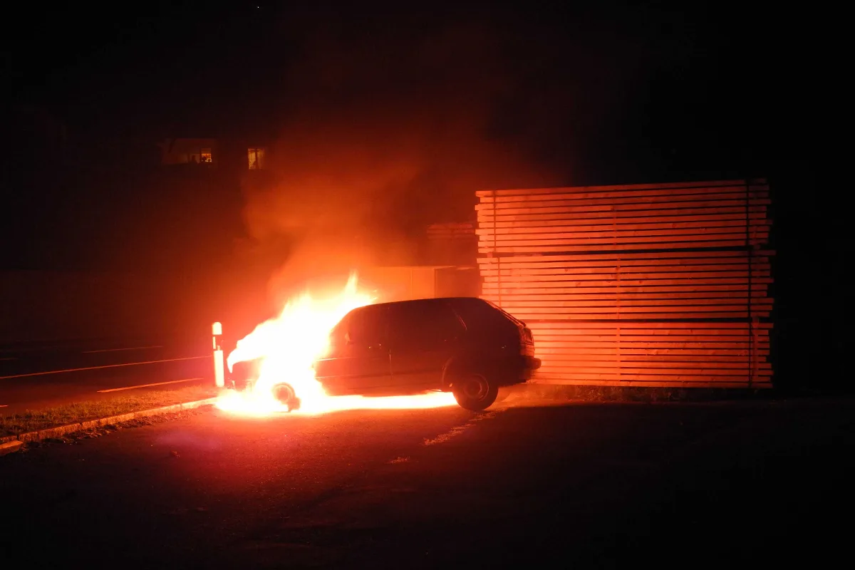 Seewen: Auto geht in Flammen auf
