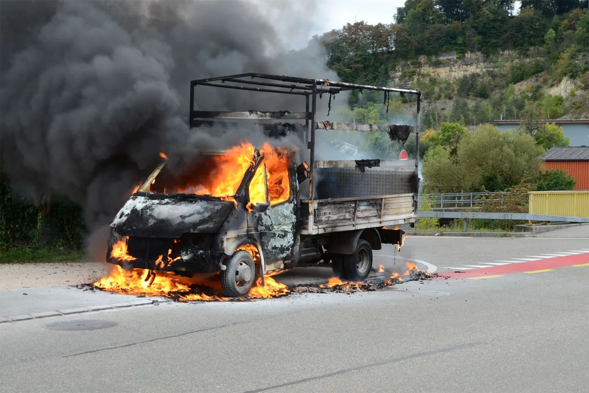 Lausen BL: Totalschaden nach Lieferwagenbrand