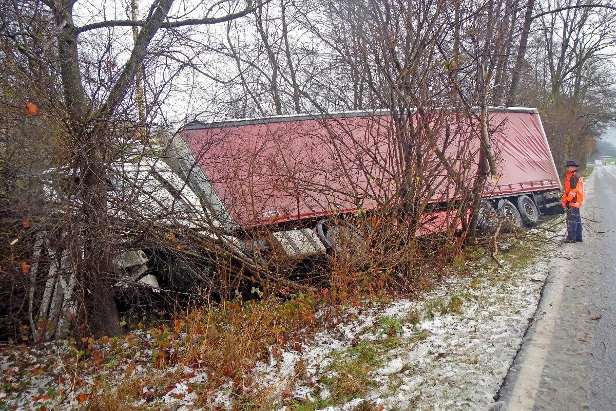 Alleincrash in Amriswil - mit Lastwagen in Bach gelandet