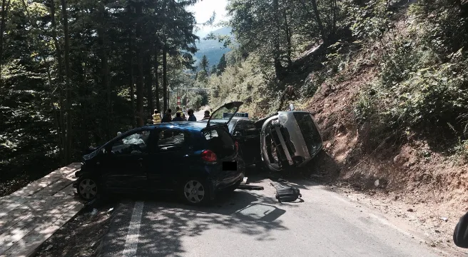 Oberdorf: Drei Autos kollidieren auf Passstrasse