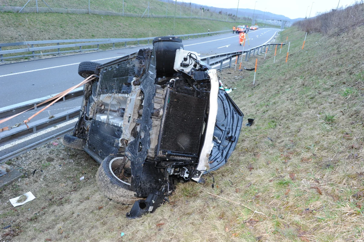 Auf der A4 bei Wettswil am Albis überschlagen und teils schwer verletzt