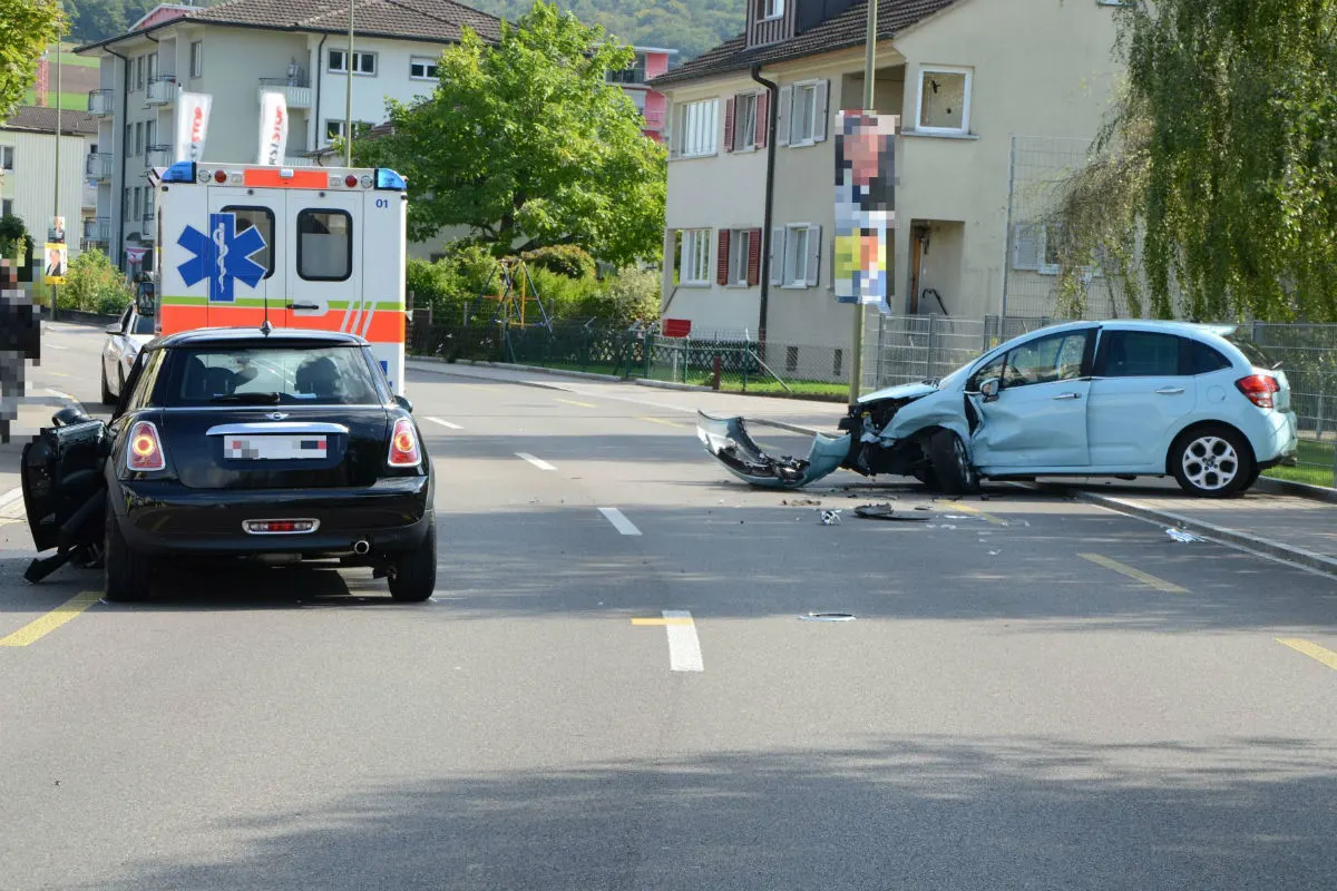 Seitliche Kollision in Lausen fordert drei Verletzte