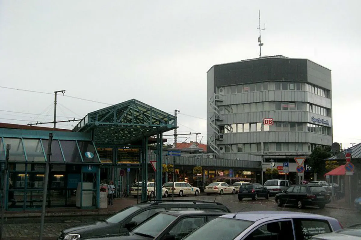 Neumünster SH - Verwirrter Mann in Unterhose am Bahnhof