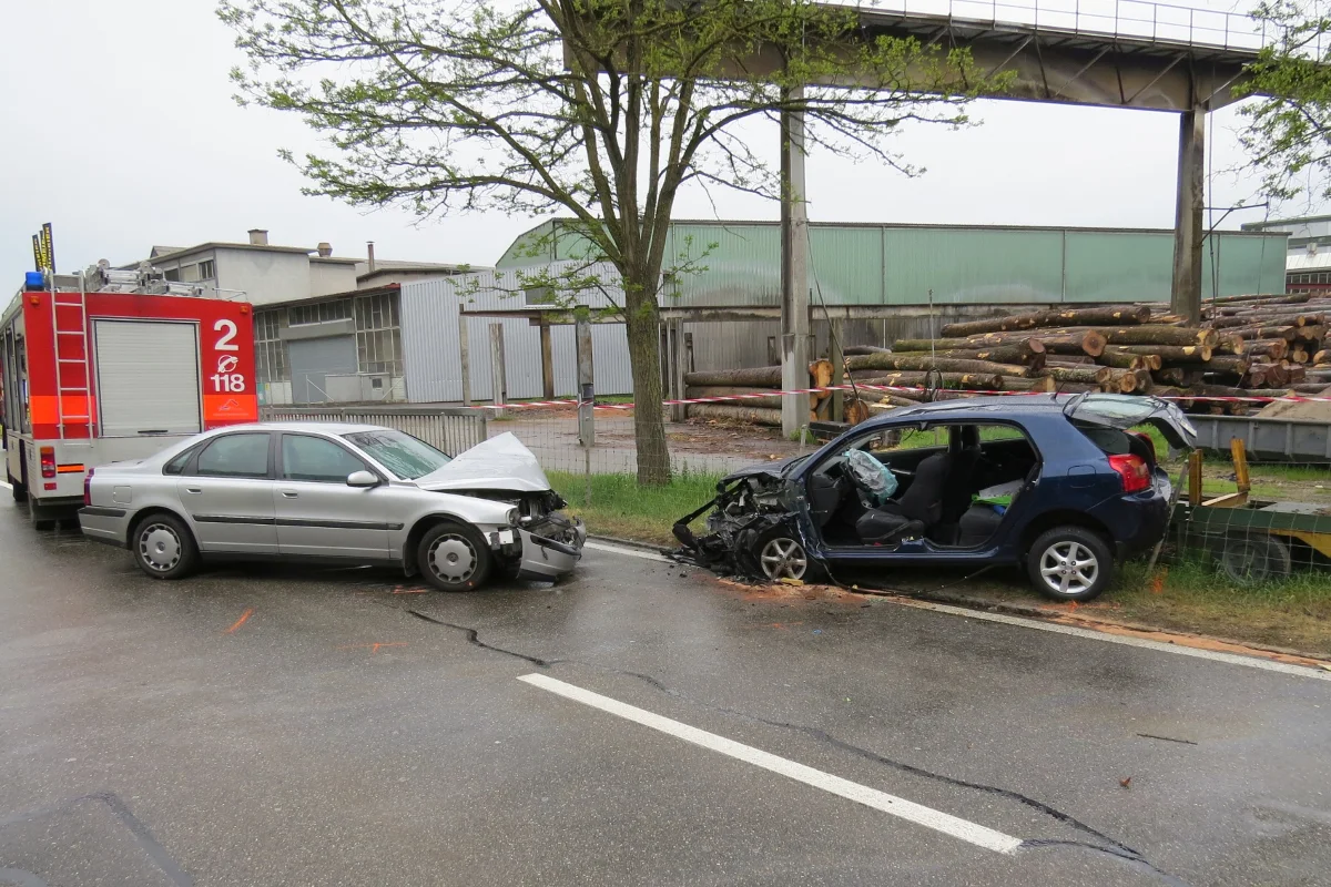 Döttingen AG - Zwei Verletzte bei Frontalcrash zweier Autos