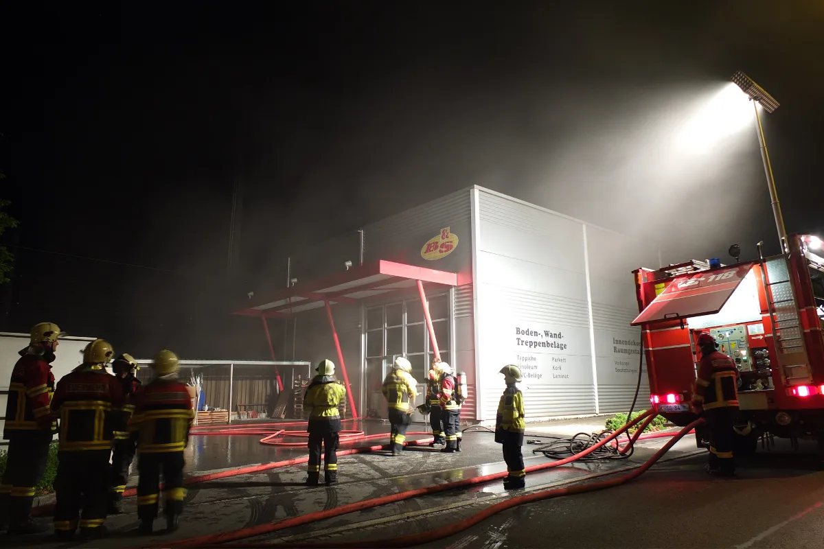 Brand in Melser Firmengebäude bleibt lange unentdeckt