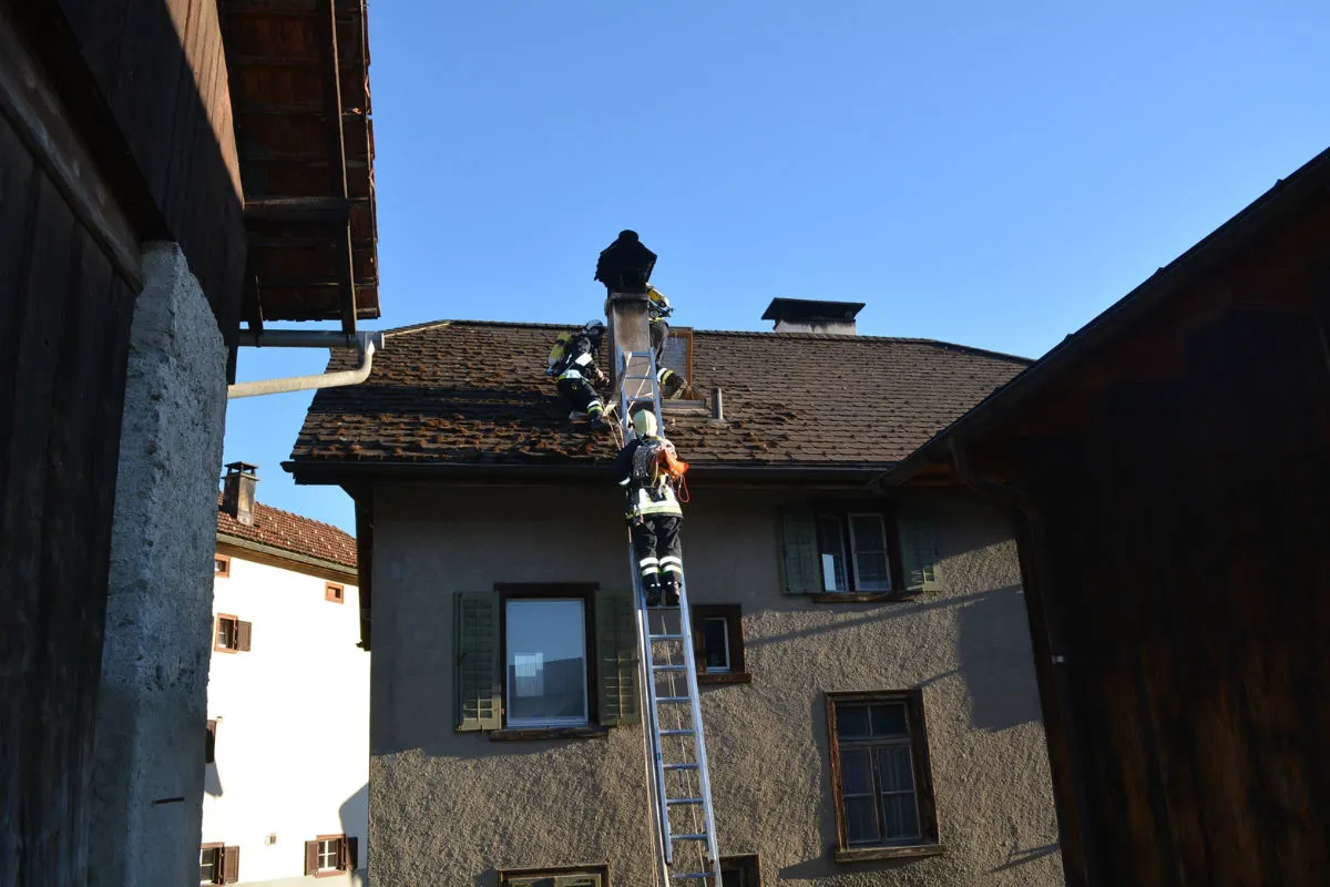 Scharans: Dach musste nach Brand teilweise abgetragen werden
