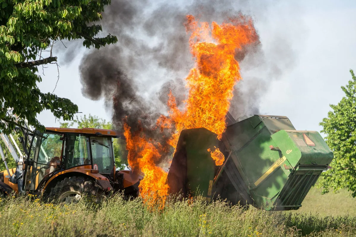 Biel-Benken: Heuballenpresse in Brand geraten