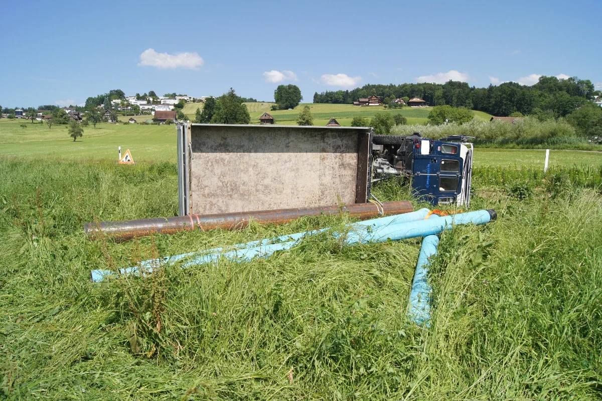 Lieferwagen mit Anhänger in Baar überschlagen 