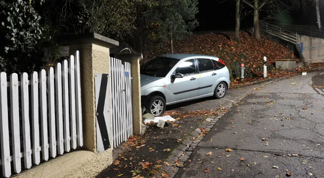 Verletzte nach Alleincrash in Hüttikon
