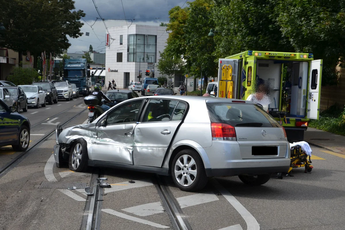 Autofahrer wird bei Kollision mit Tram in Birsfelden BL verletzt