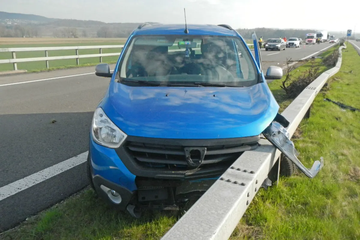 Frauenfeld TG - Autolenkerin (44) prallt gegen die Mittelleitplanke