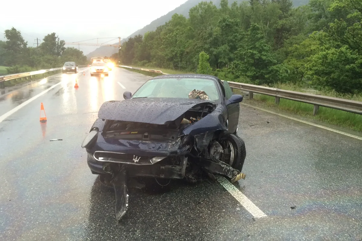 Maserati nach Alleincrash auf der A13 bei Trimmis schrottreif
