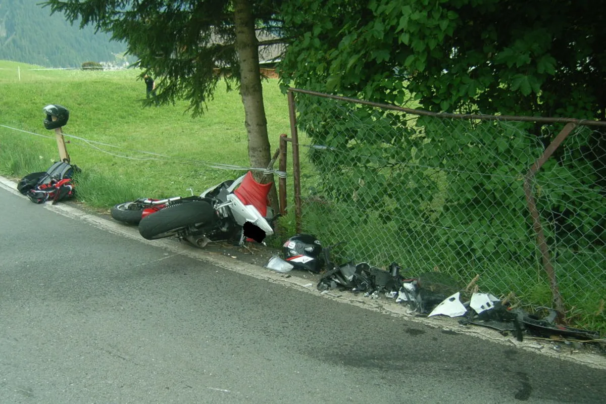 Motorrad rutscht in Unterschächen in Auto