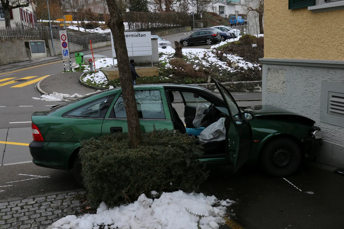 Vom Bremspedal abgerutscht! Kollision mit St. Galler Hauswand