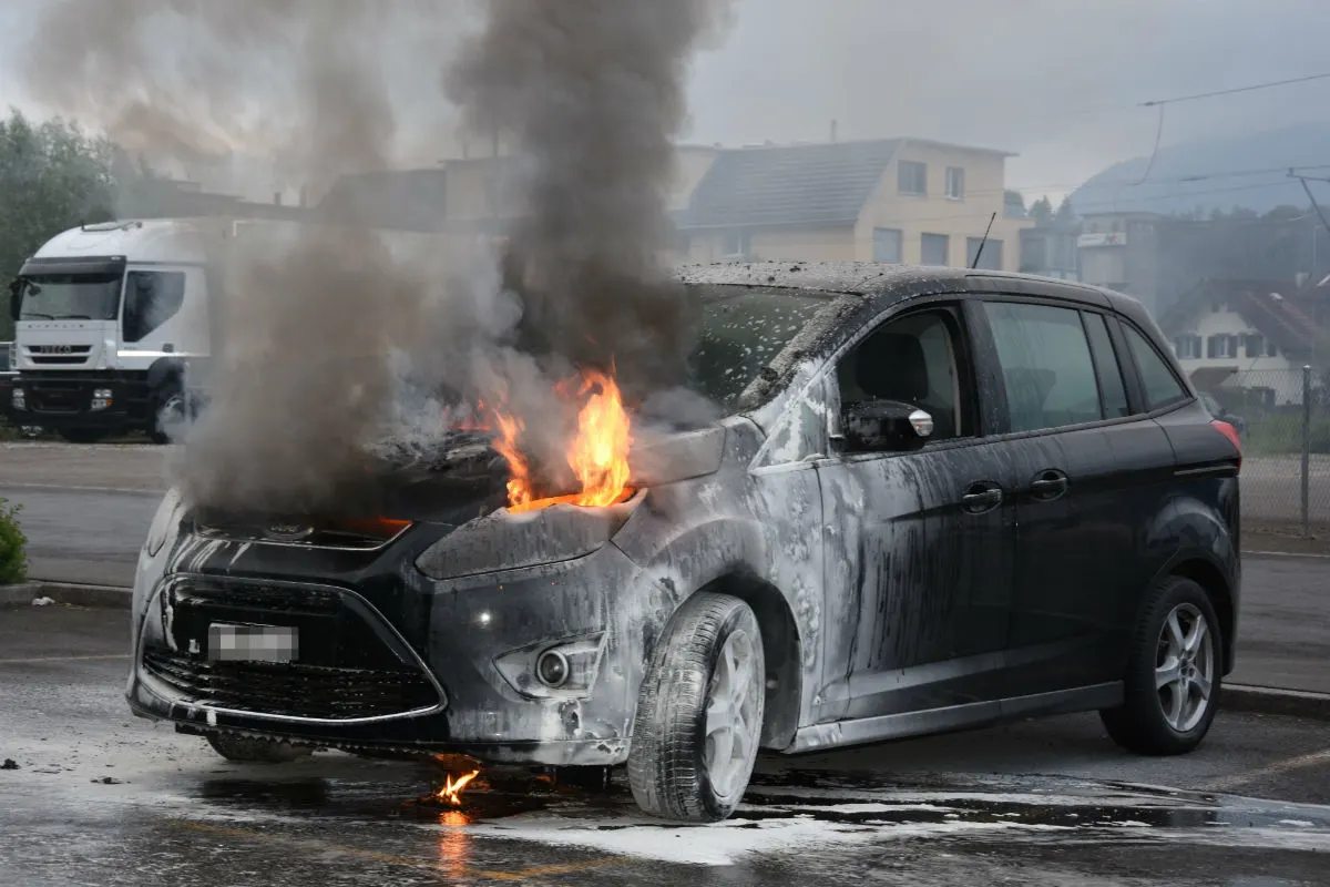 Schmerikon SG - Auto brennt vollständig aus