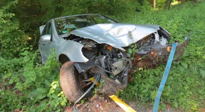 Full-Reuenthal: Mercedes-Fahrer (78) kommt von der Strasse ab