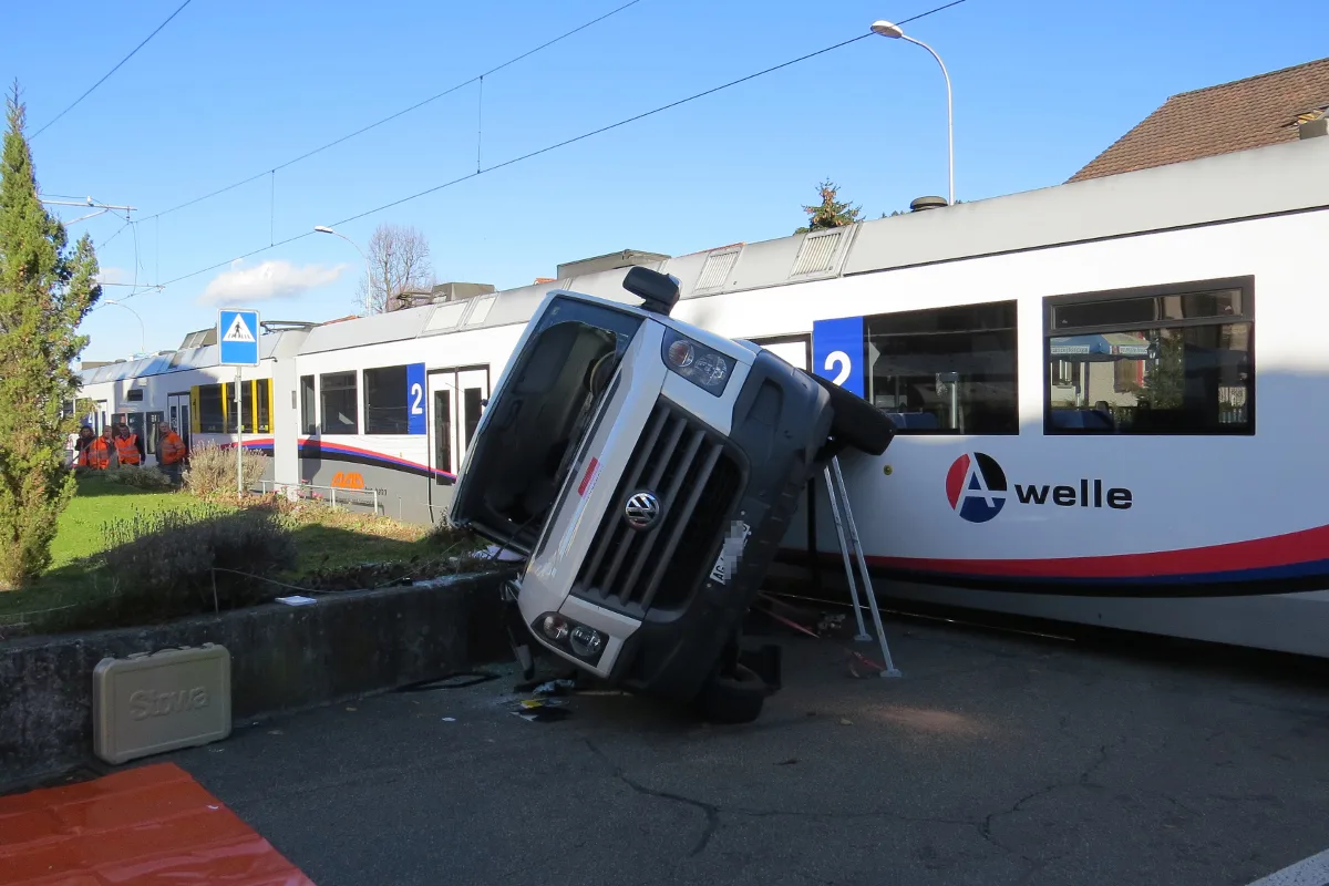 Zug prallt in Oberkulm gegen Auto