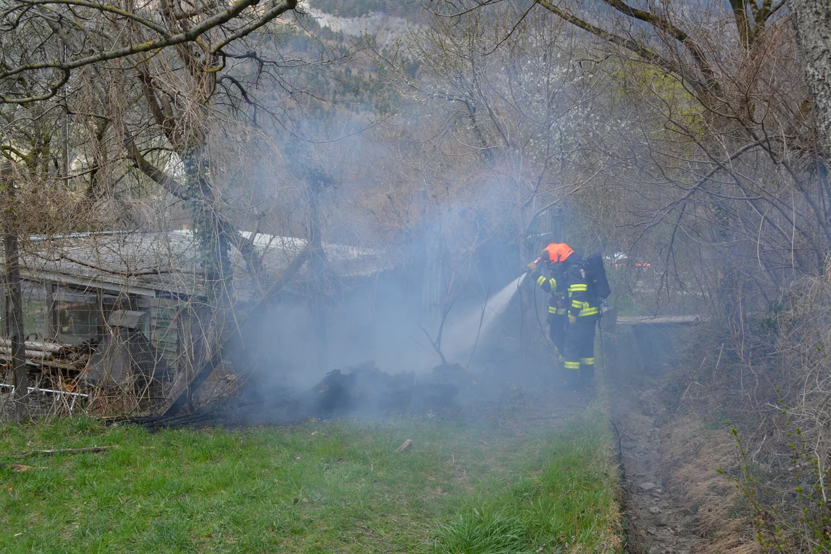 Lodernde Flammen bei Gartenhaus in Chur