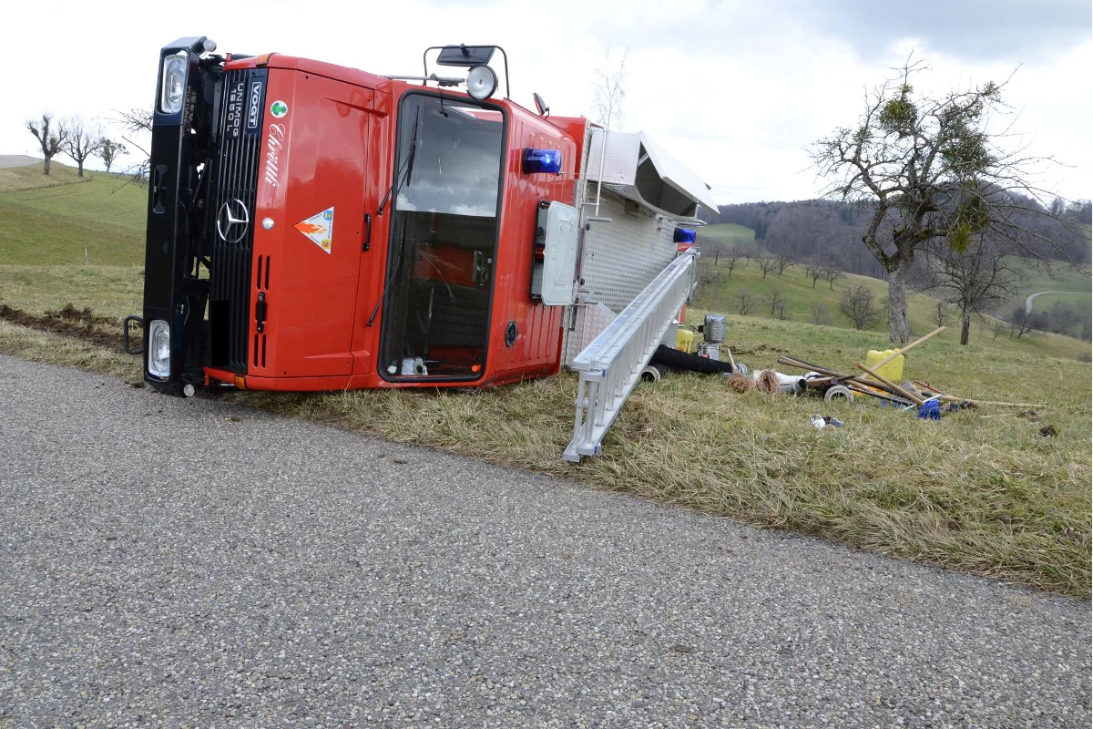 Feuerwehrauto auf Einsatzfahrt in Arboldswil verunfallt