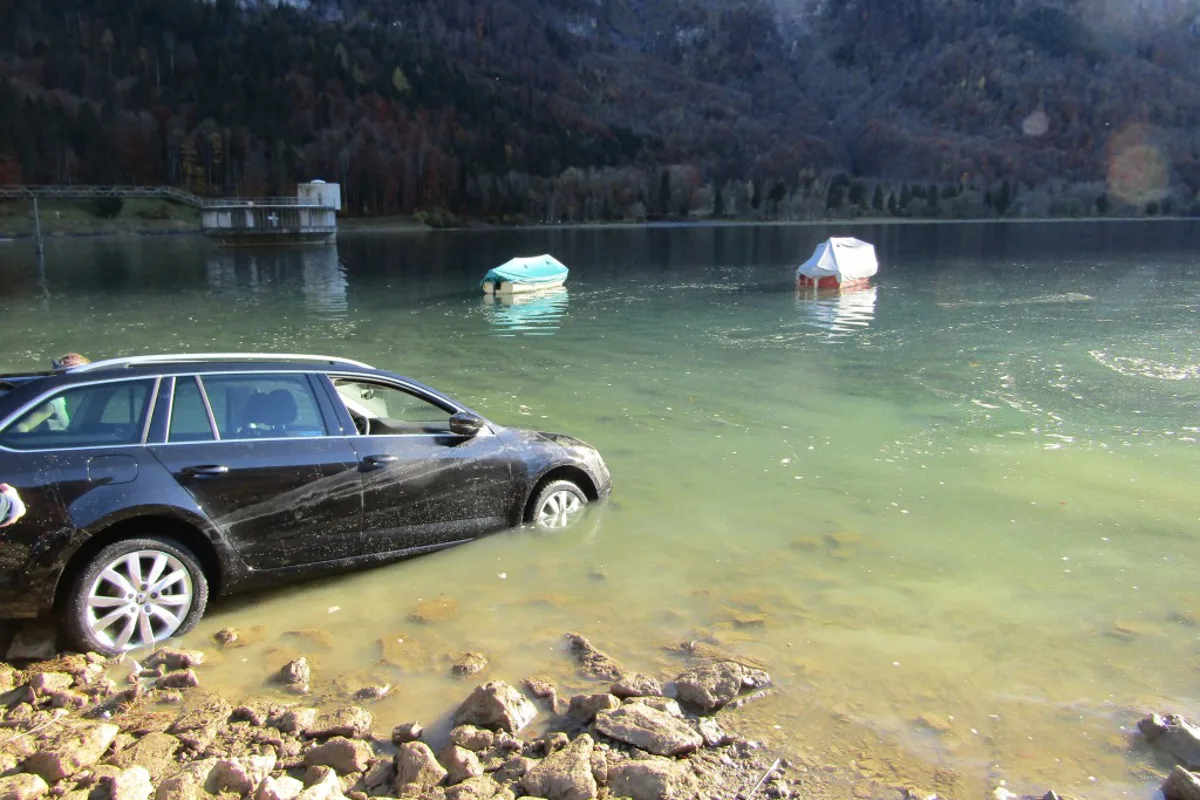Auto macht sich in Klöntal selbstständig