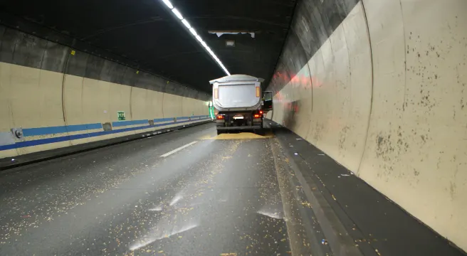 Wegen verlorener Ladung: 25 km Stau im Gubristtunnel bei Weiningen