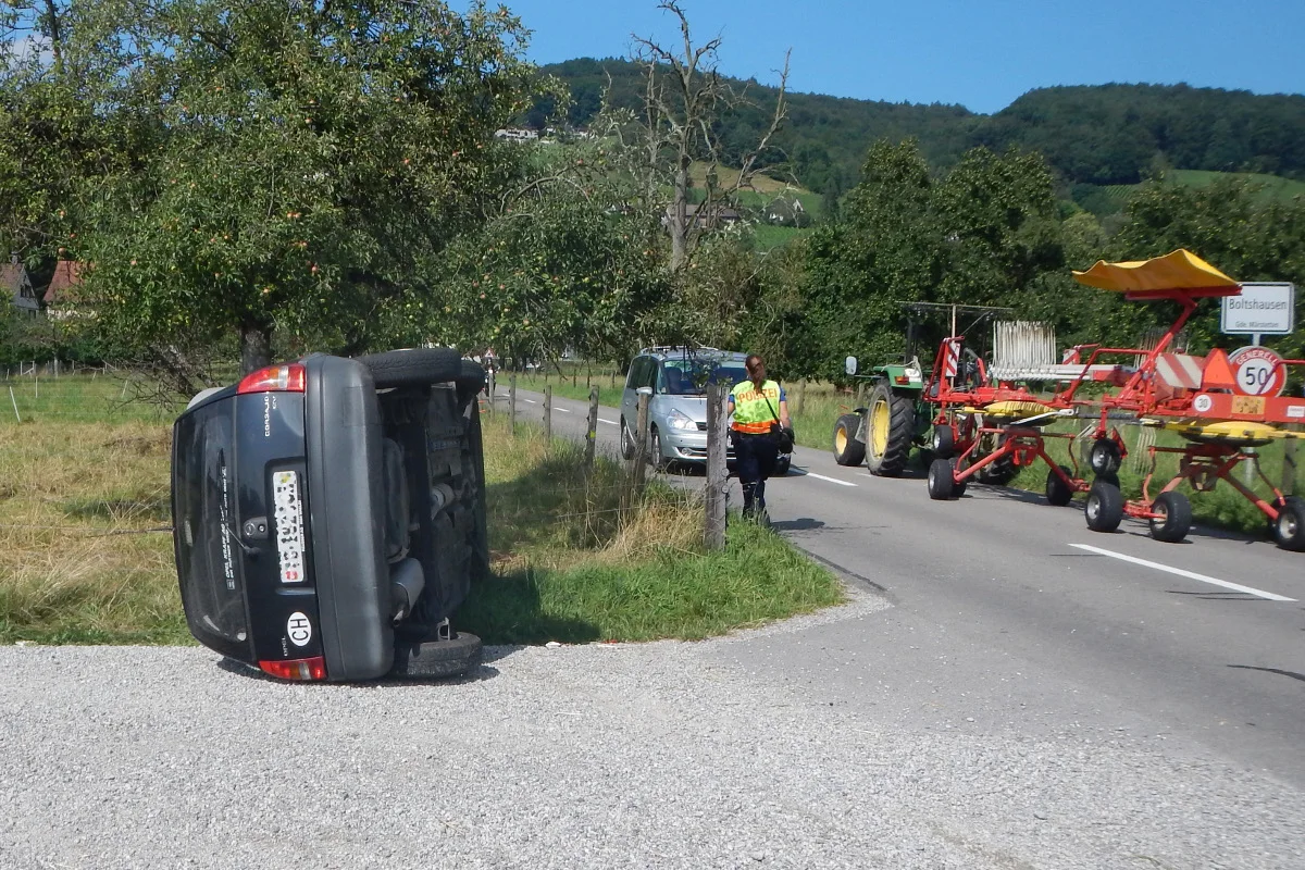 Auto kollidiert in Märstetten TG mit abbiegendem Traktor