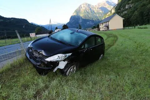 Näfels GL - Nächtlicher Alleinunfall unter Alkoholeinfluss
